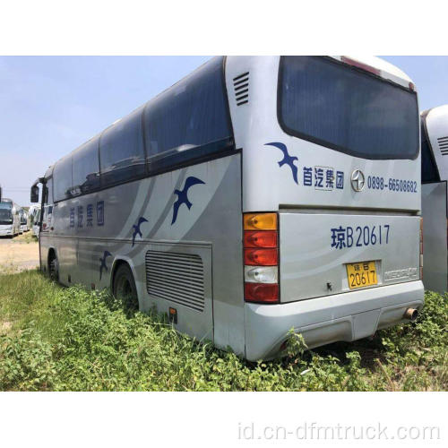 menggunakan bus yuyong dengan 40 kursi
